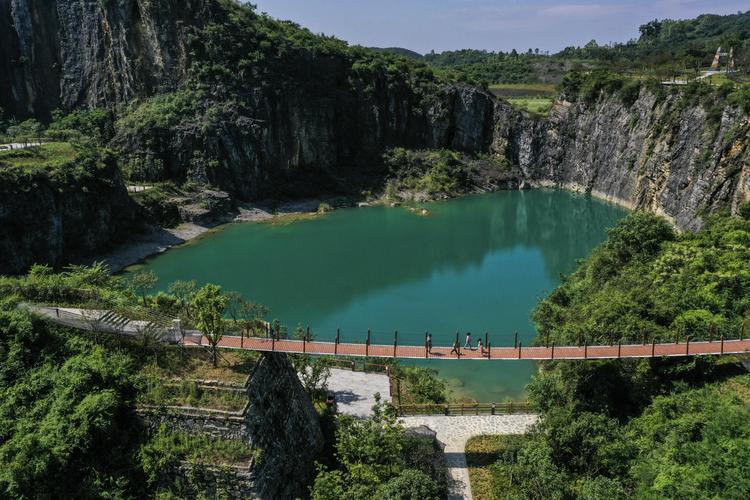 8月17日,游客在重庆铜锣山矿山公园游览(无人机照片).